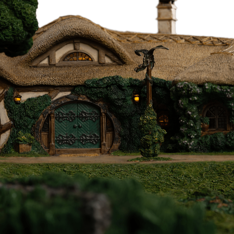 Weta Lord of the Rings: The Green Dragon Inn Environment Statue - Image 9