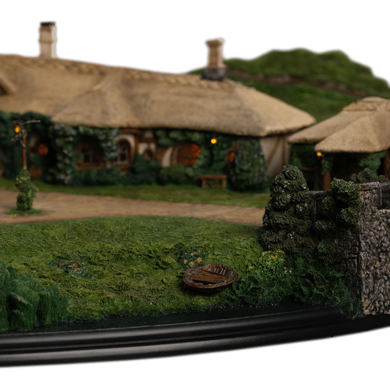 Weta Lord of the Rings: The Green Dragon Inn Environment Statue - Image 12