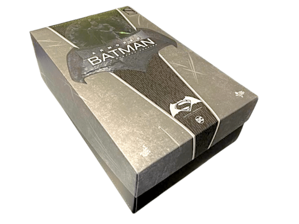 Batman Armoured Battle Damaged w/ Kryptonite Spear (Hot Toys) - Image 5