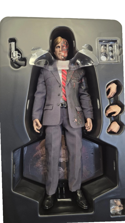 Two-Face (The Dark Knight) 1/6 Scale (Hot Toys Exclusive) - Image 5