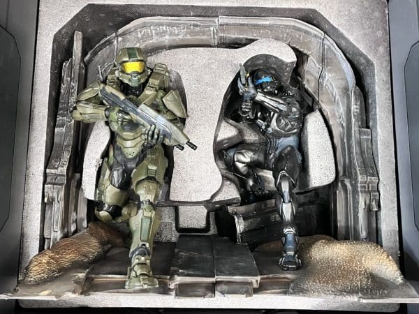 Xbox One Halo 5 Limited Edition Xbox One ENORMOUS STATUE + GAME - Image 3